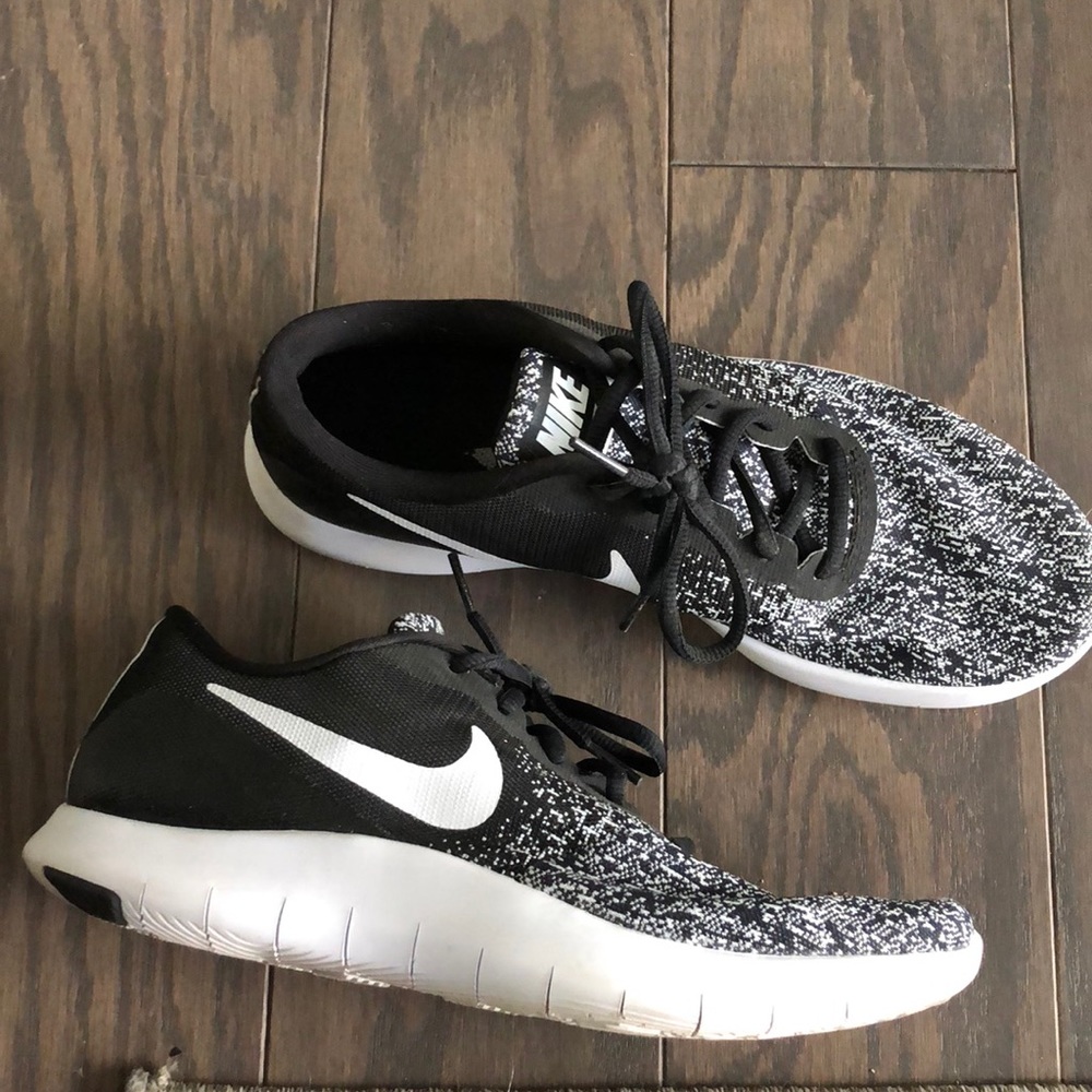Nike tennis shoe